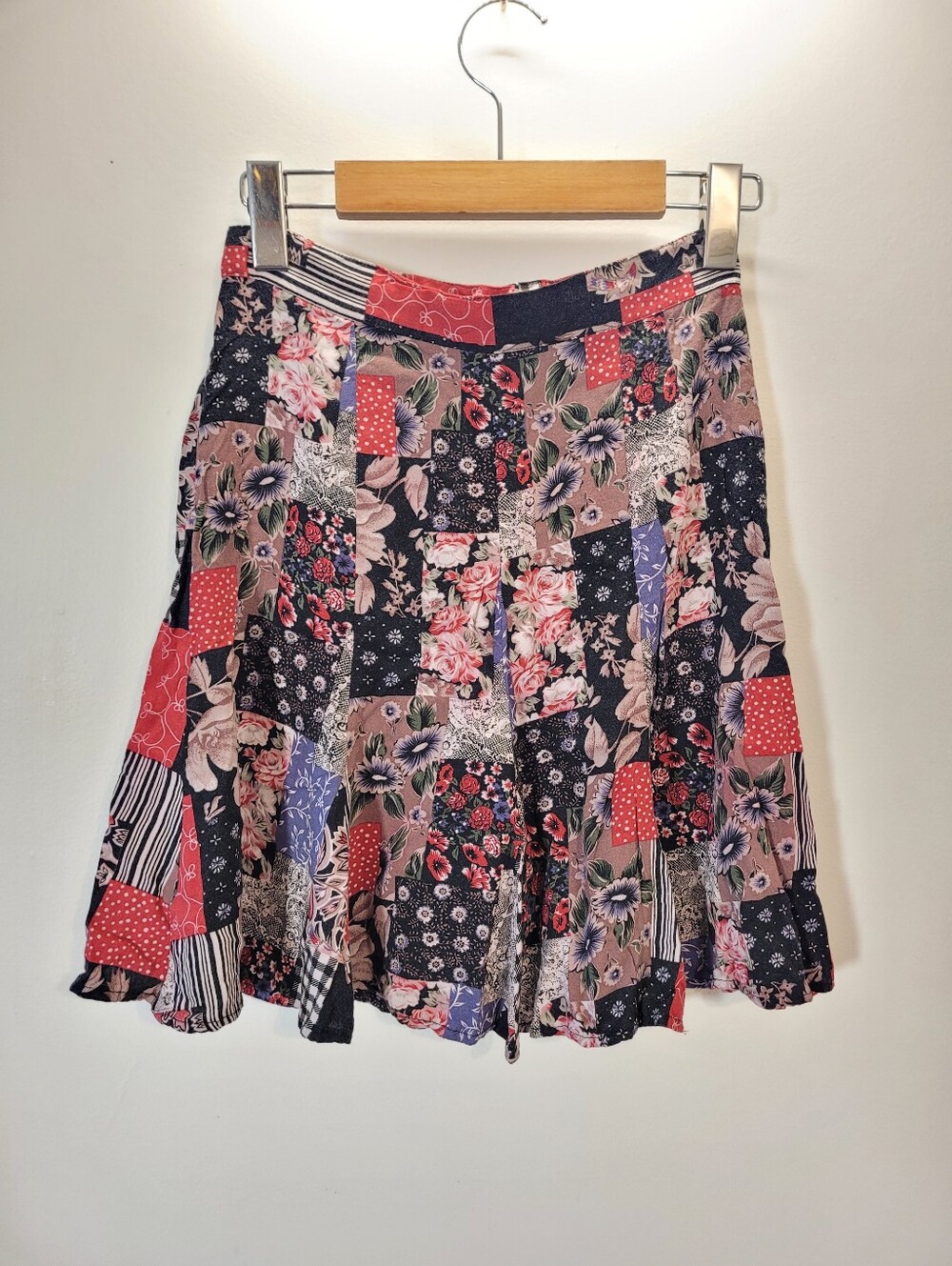 Next Issue Vintage Patchwork Floral Flowy High Rise Mini Skirt - S